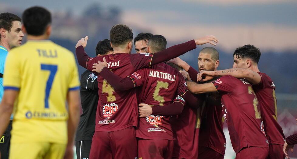 L’abbraccio tra i granata dopo uno dei gol di Ianesi alla Fermana (foto Silvi)