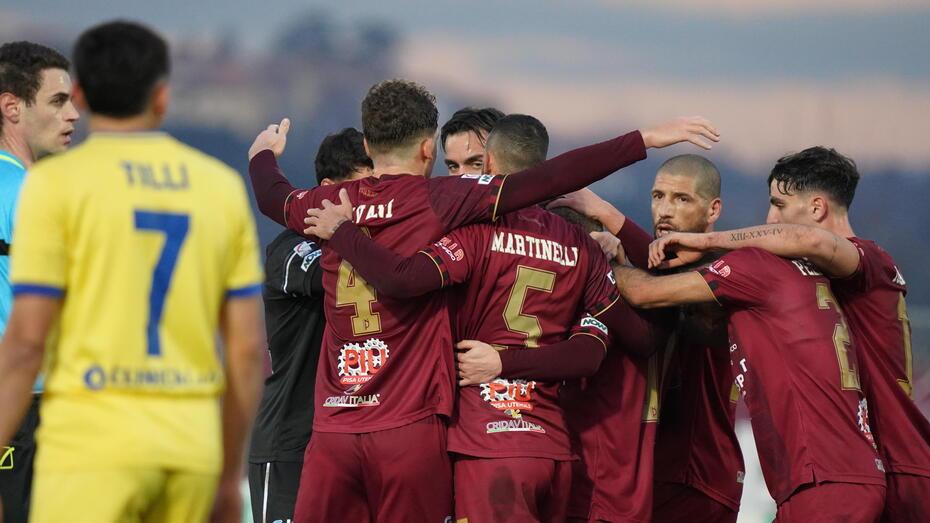 L’abbraccio tra i granata dopo uno dei gol di Ianesi alla Fermana (foto Silvi)