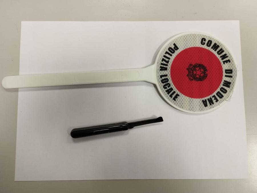 Ubriaco alla guida, fugge e sperona la polizia locale di Modena: aveva anche un coltello