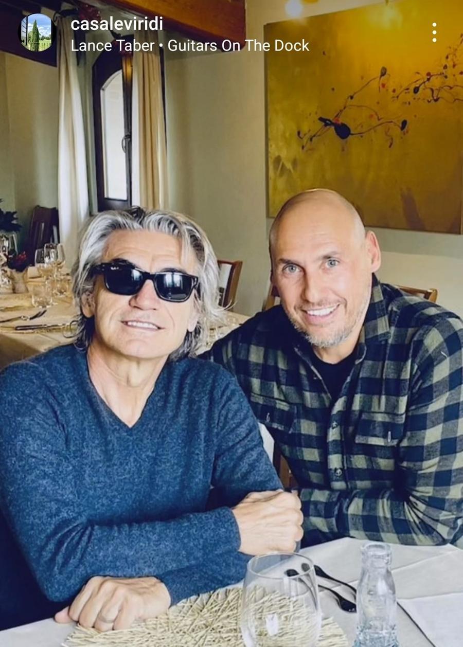 
	Luciano Ligabue col titolare del locale umbro

