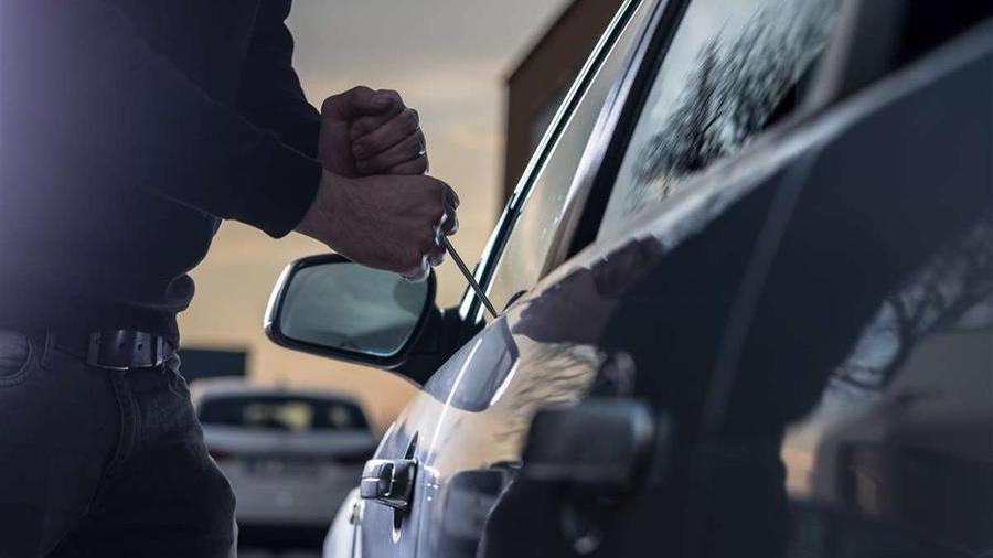 Prato, sorpreso a rubare minaccia di morte un passante: arrestato