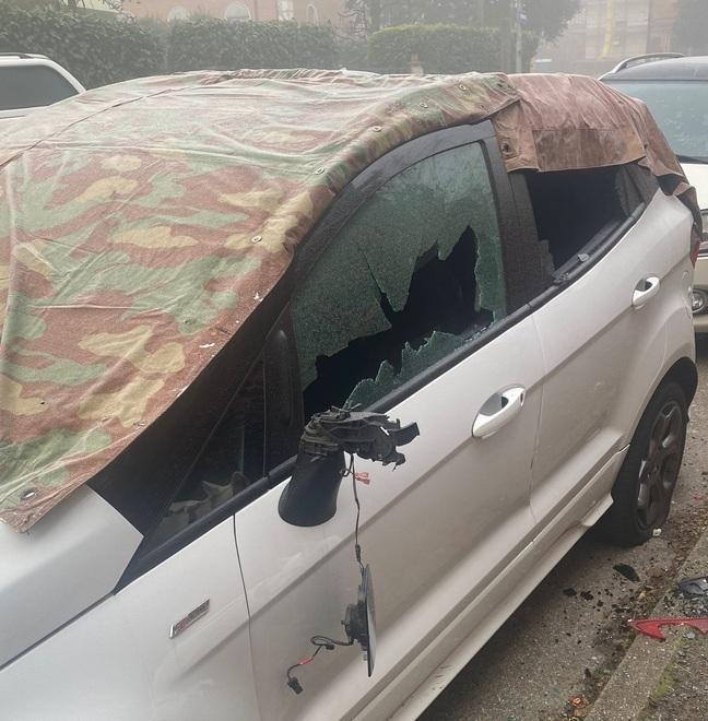 Modena, raid vandalico sulle auto alla Sacca