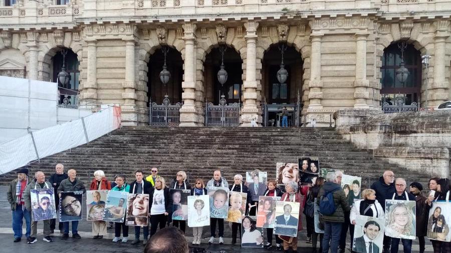 Il sit-in davanti alla Corte di Cassazione a Roma
