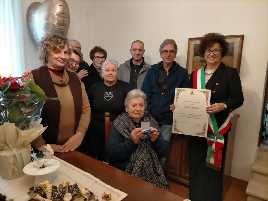 
	Maria Sanesi festeggiata da amici e parenti

