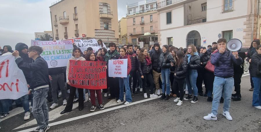 Bambini, genitori e insegnanti in piazza a Nuoro contro l’accorpamento degli istituti comprensivi
