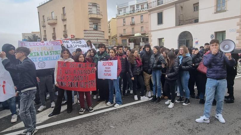 Bambini, genitori e insegnanti in piazza a Nuoro contro l’accorpamento degli istituti comprensivi