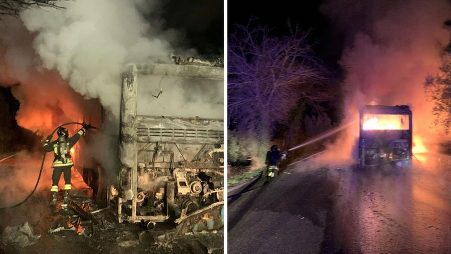 Il bus avvolto dalle fiamme a Fiesole