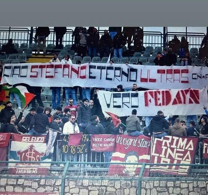 Lo striscione esposto nella trasferta di Grosseto per Mantovani