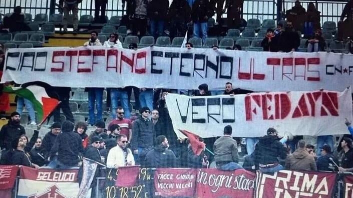 Lo striscione esposto nella trasferta di Grosseto per Mantovani