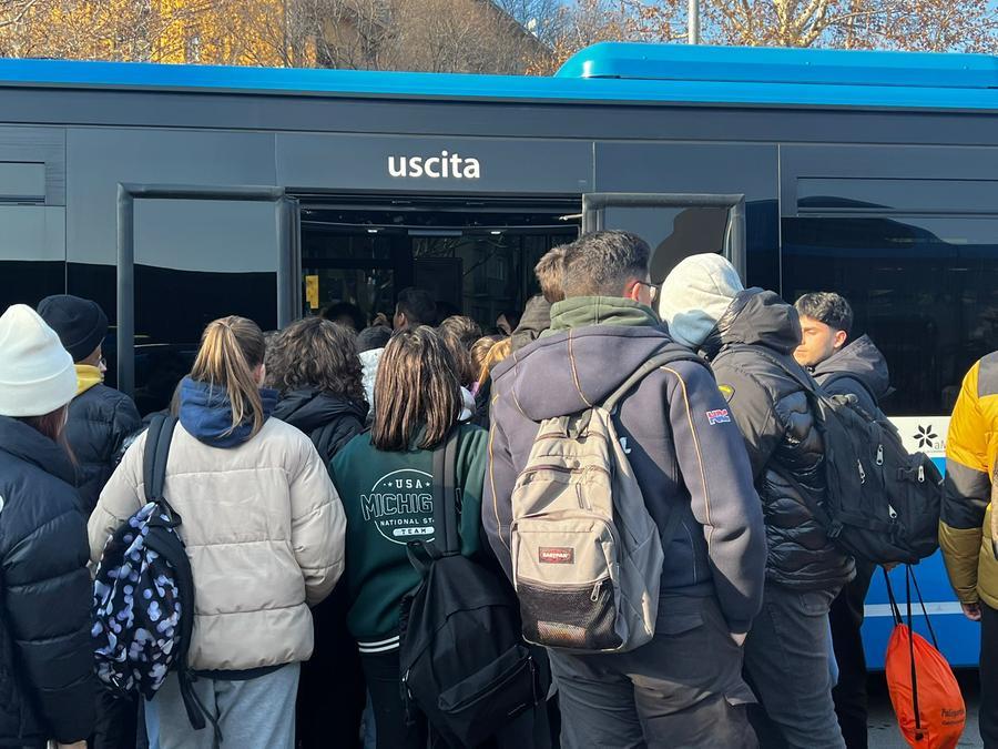 In bus a Modena tra corse saltate e caos: «I prof non credono più ai ritardi...»