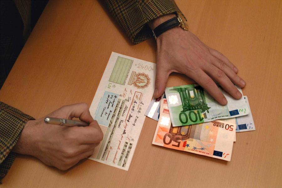 Assegni e cambiali protestati, importo medio da record in Sardegna