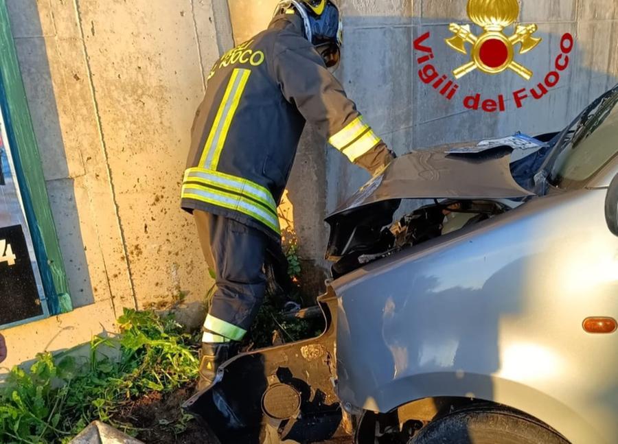 Porto Torres, con l’auto contro un palo in via dell’Industria: un ferito