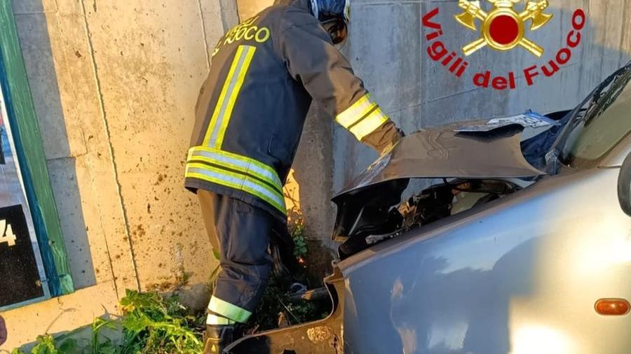 Porto Torres, con l’auto contro un palo in via dell’Industria: un ferito