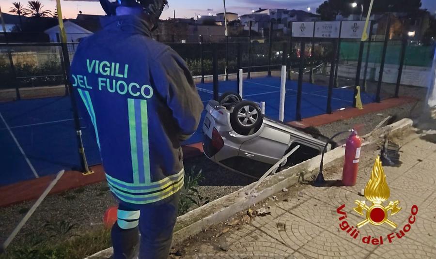 Olbia, l’auto si ribalta e finisce la sua corsa nel campo di padel: 2 feriti