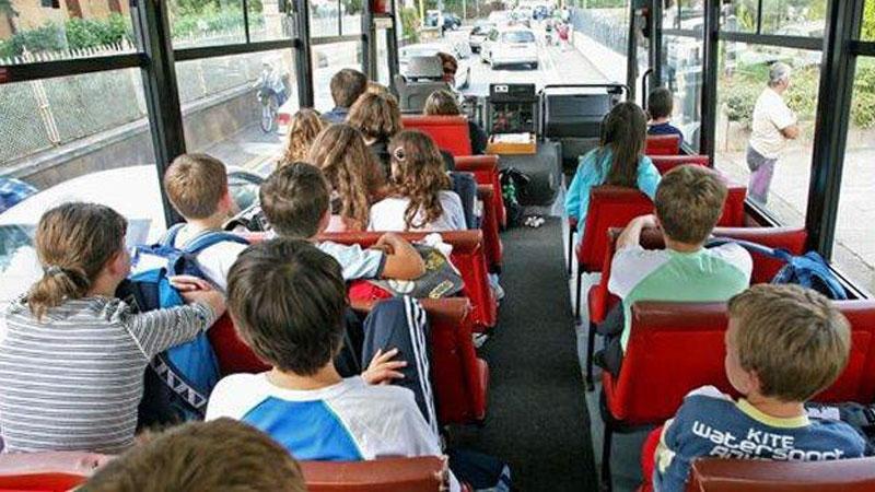 Studenti su un pullman per la gita scolastica (foto archivio)