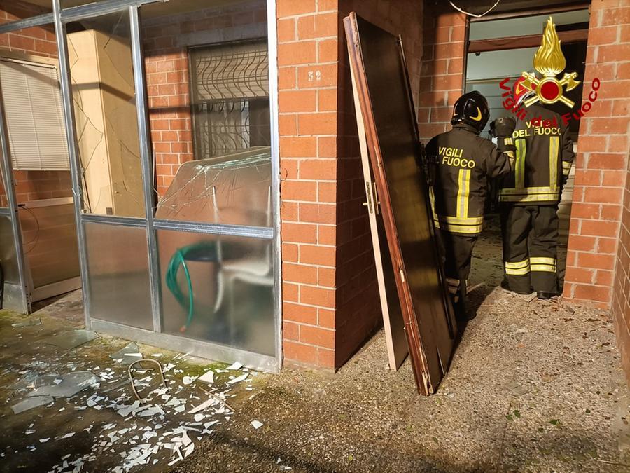 Esplosione in un’abitazione a Capannori: marito e moglie salvi per miracolo