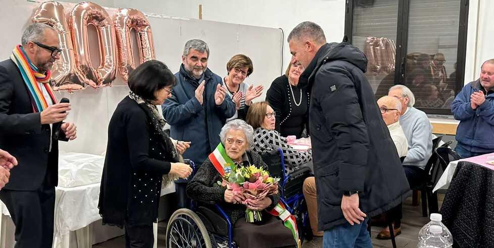 Pontedera, il paese festeggia i 100 anni di Gina "nonna di La Borra": «È un modello per la nostra comunità»