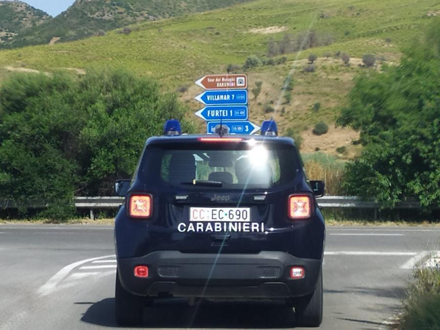 Villamar, imprenditore edile sorpreso a bruciare rifiuti della sua attività: denunciato