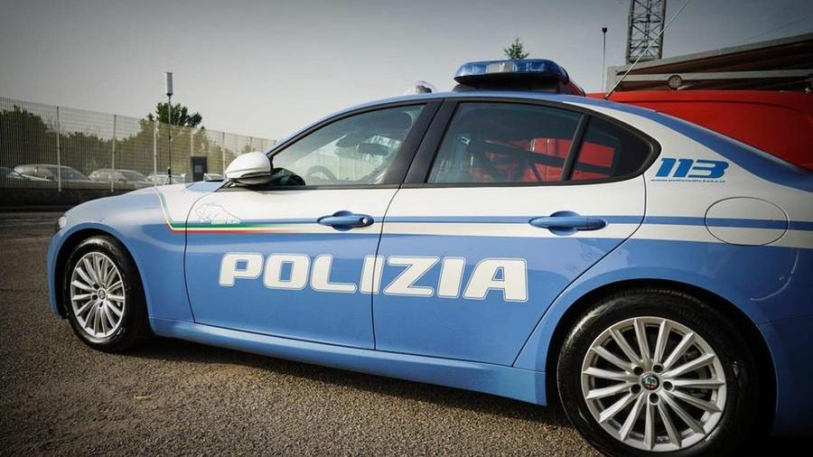 Reggio Emilia, va in questura con un monopattino rubato