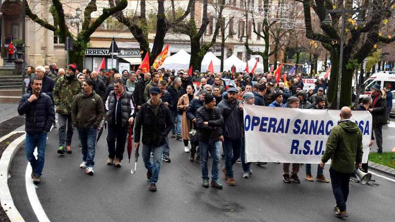 Una manifestazione in difesa della Sanac