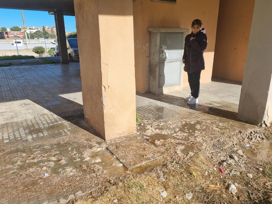 
	Giuseppina Secchi davanti alla perdita fognaria di via Monteverdi

