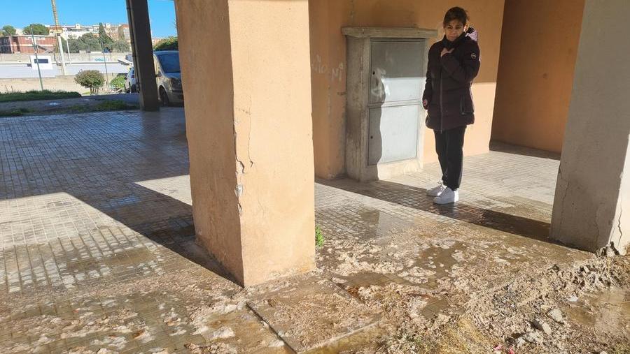 Giuseppina Secchi davanti alla perdita fognaria di via Monteverdi