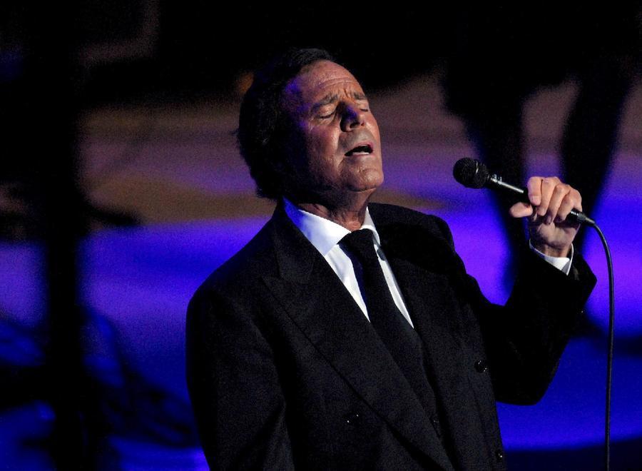 Julio Iglesias fermato in aeroporto: in valigia 42 chili di cibo