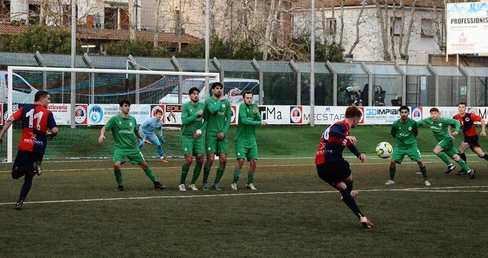 Un calcio di punizione di Giannini nella partita contro la Pro Livorno Sorgenti (foto Michele Falorni/Silvi)