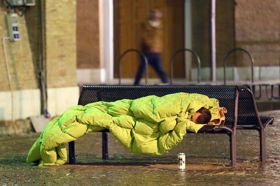 Cibo, coperte e calore umano: a Ferrara un “tetto di cuori” per i clochard