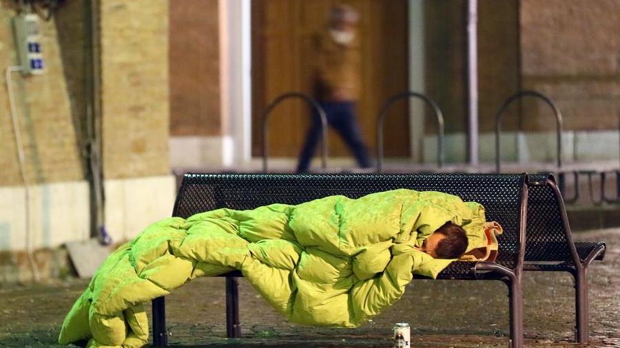 Cibo, coperte e calore umano: a Ferrara un “tetto di cuori” per i clochard