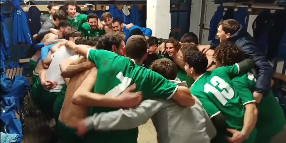 La festa negli spogliatoi dei giocatori del Castiglioncello dopo la vittoria in rimonta di domenica