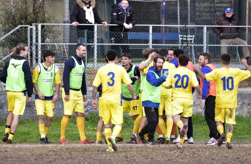 L’esultanza dei giocatori del Piombino al termine della partita contro i Colli Marittimi (foto Paolo Barlettani)