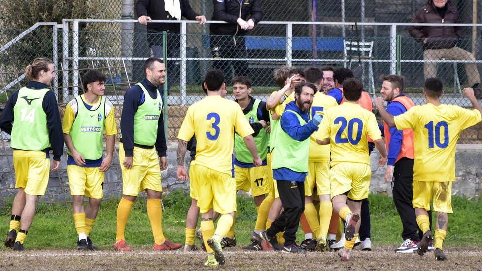 L’esultanza dei giocatori del Piombino al termine della partita contro i Colli Marittimi (foto Paolo Barlettani)