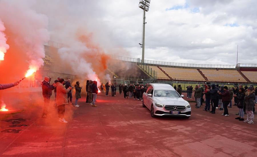 
	L'ultimo saluto allo stadio a Stefano Mantovani (foto Franco Silvi)

