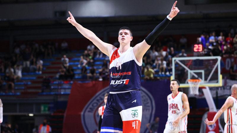 
	Matej Radunic, centro nativo di Pola (Croazia) alto 2 metri e dieci

