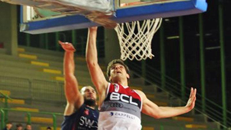 Ugo Candigliota del BC Lucca contrastato a canestro dalla guardia del Cecina
