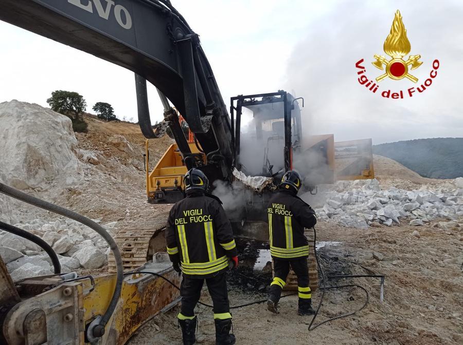 
	Una delle ruspe della Maffei data alle fiamme tre anni fa

