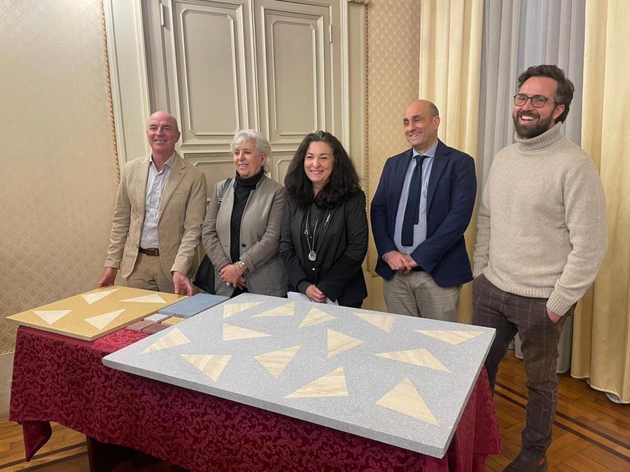 Livorno, il sindaco presenta la pavimentazione di via Grande dopo le polemiche: “Ecco i colori”
