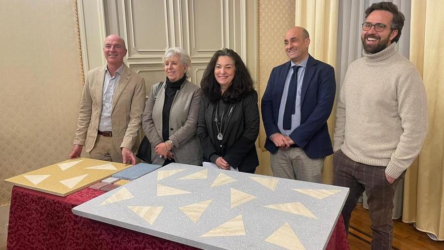 Livorno, il sindaco presenta la pavimentazione di via Grande dopo le polemiche: “Ecco i colori”
