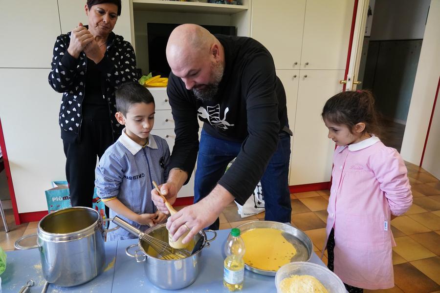 Livorno, lezione speciale ai piccoli alunni: «Facciamo insieme la torta di ceci»