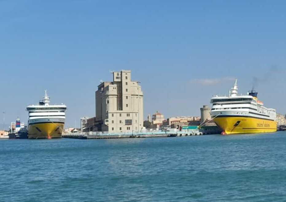 Due navi della Corsica Sardinia Ferries a Livorno (foto d'archivio)