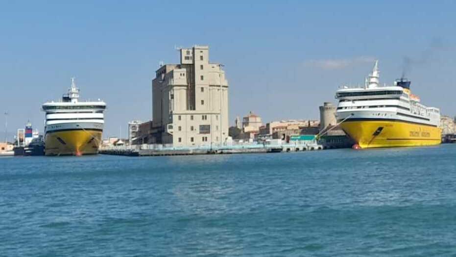 Due navi della Corsica Sardinia Ferries a Livorno (foto d'archivio)