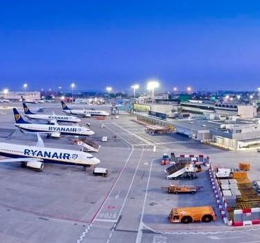 Caos all'aeroporto di Pisa, fugge dall’aereo passando dalla fusoliera per evitare il rimpatrio