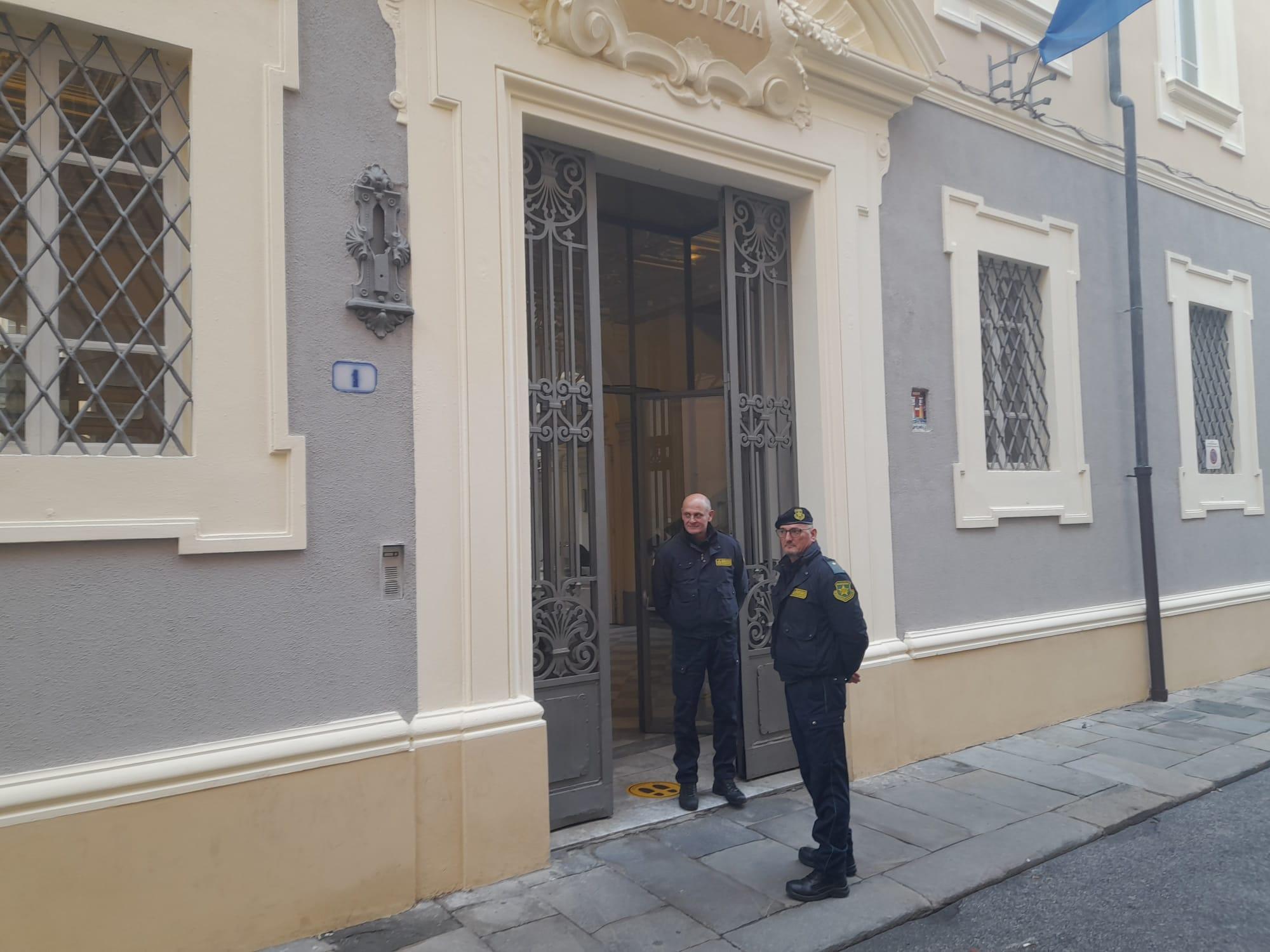Due guardie giurate all'ingresso del tribunale di Livorno (foto d'archivio)
