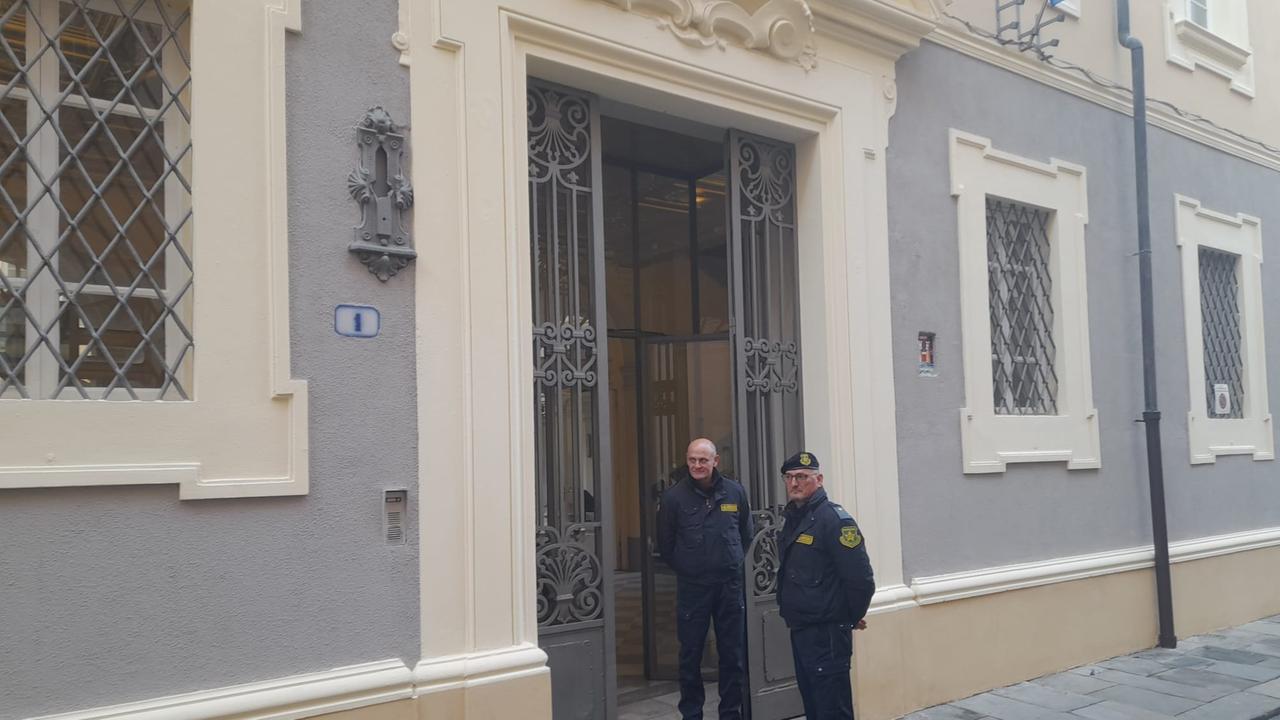 Due guardie giurate all'ingresso del tribunale di Livorno (foto d'archivio)