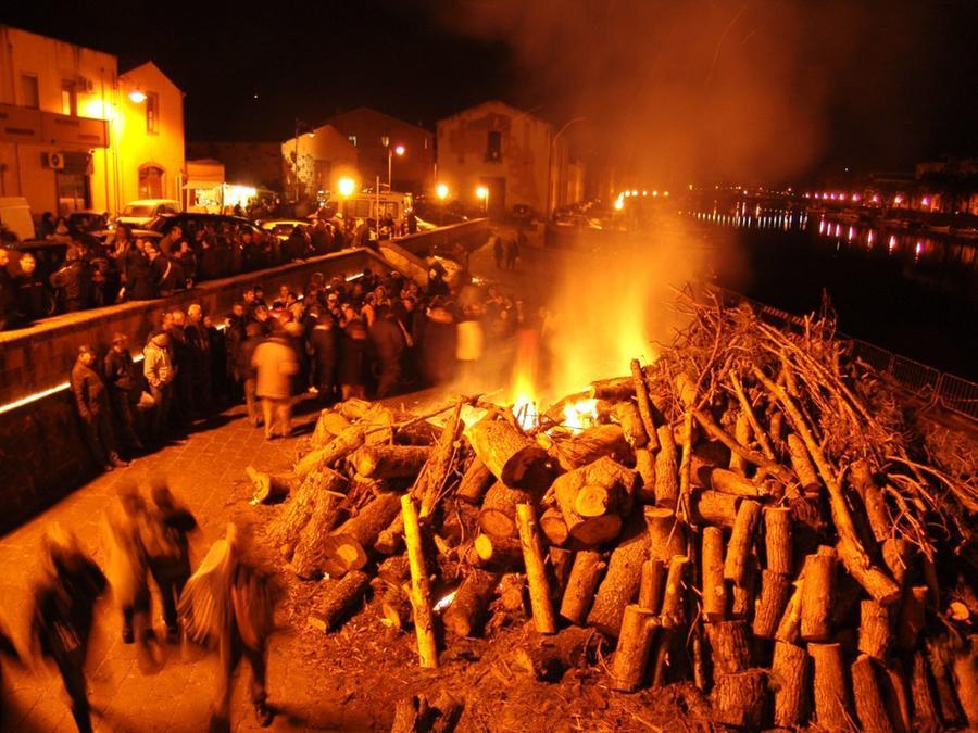 
	I fedeli compiono i classici giri attorno al fuoco in riva al Temo per scongiurare, come vuole la tradizione locale, il mal di pancia

