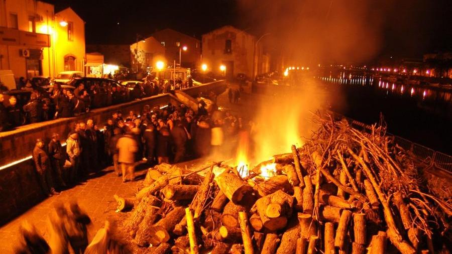 I fedeli compiono i classici giri attorno al fuoco in riva al Temo per scongiurare, come vuole la tradizione locale, il mal di pancia