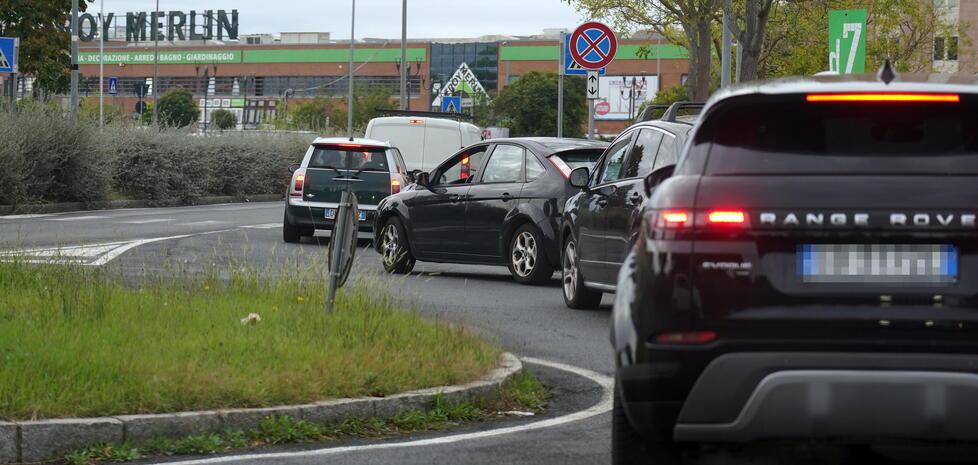 Traffico a una rotatoria di Porta a Terra (foto d’archivio)