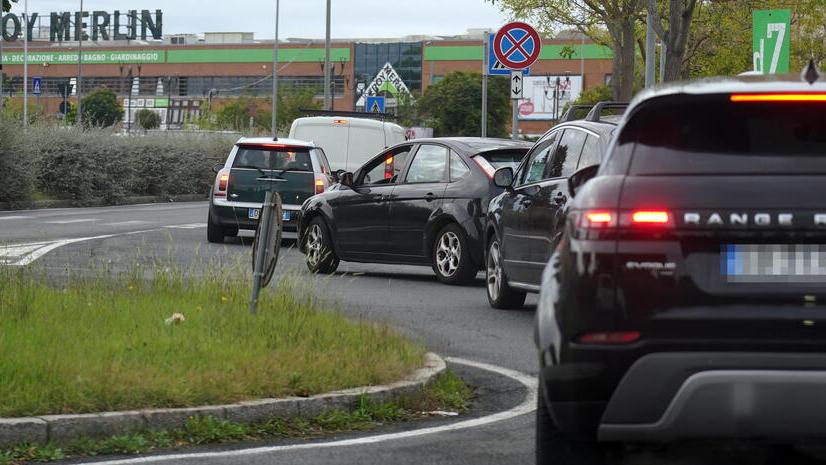 Traffico a una rotatoria di Porta a Terra (foto d’archivio)