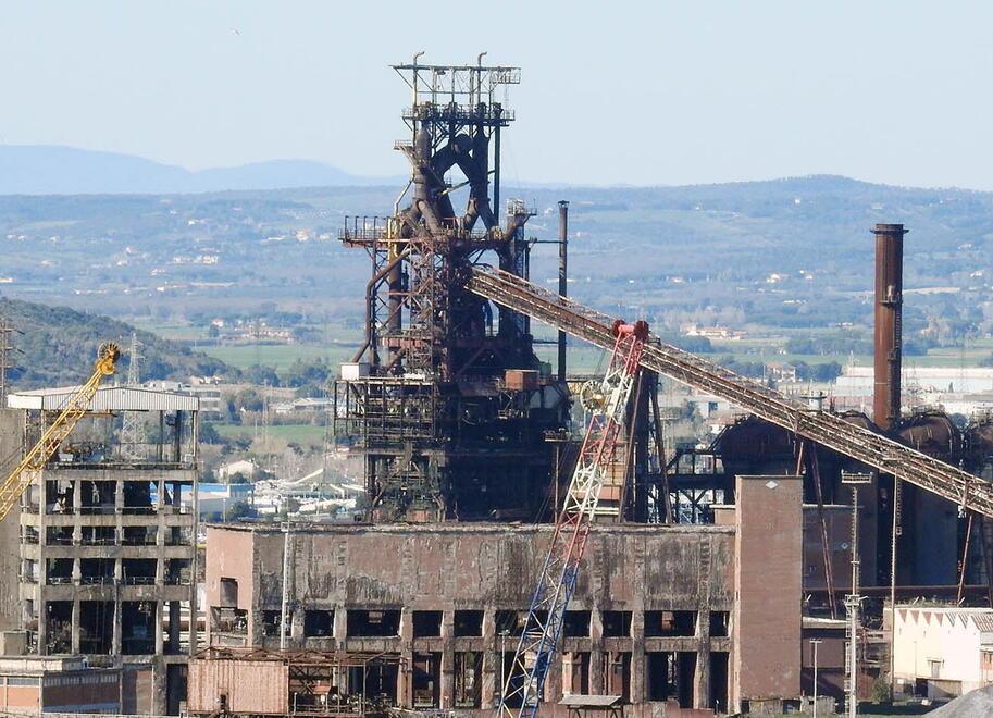 L’altoforno dello stabilimento di Piombino (foto Paolo Barlettani)
